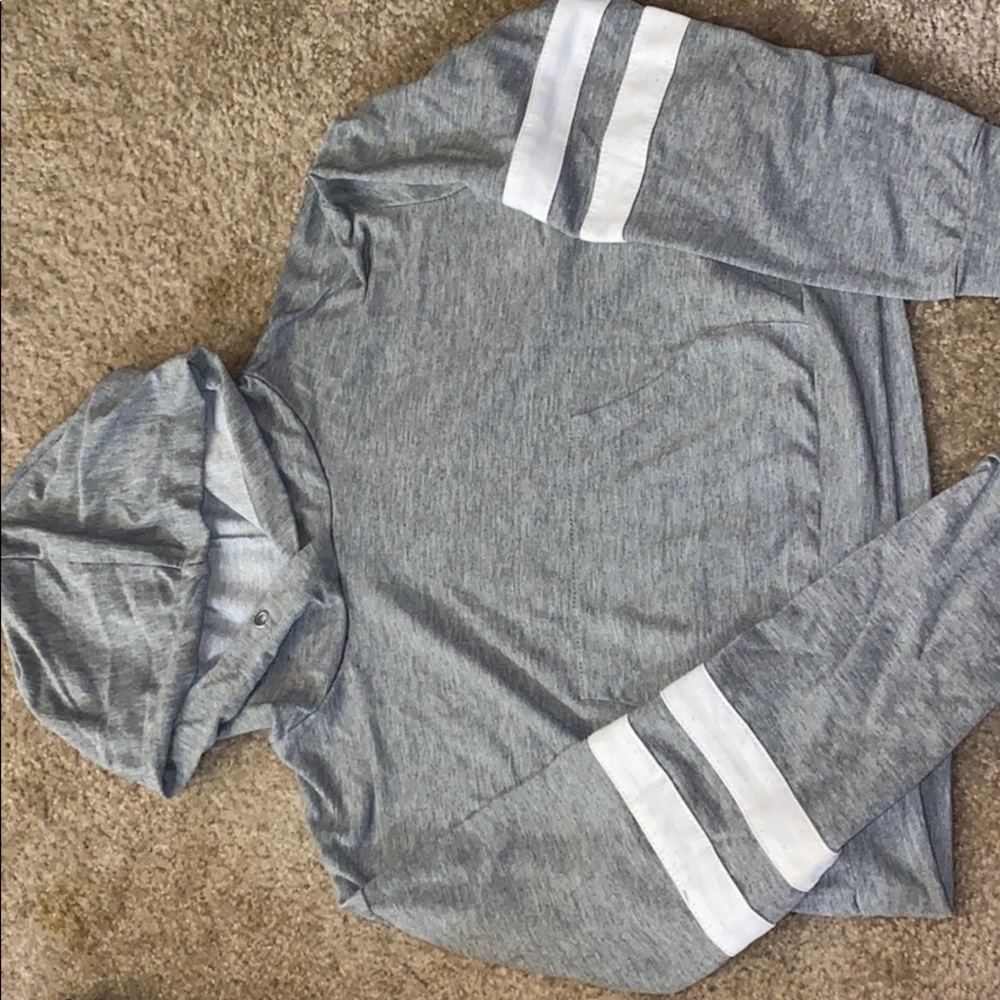 A long sleeve gray and white crop top🤍